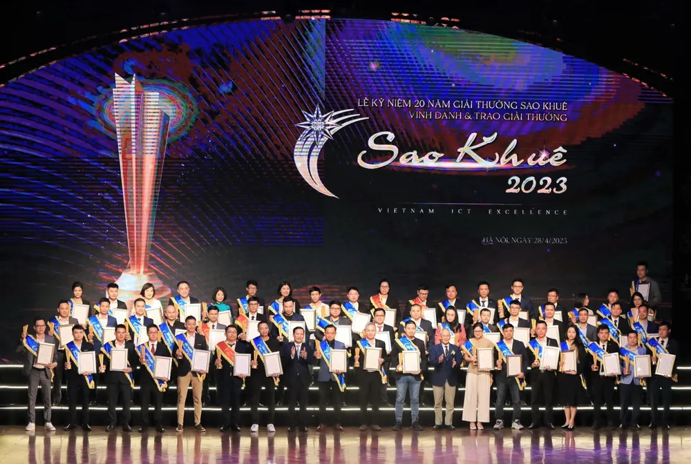 Các doanh nghiệp được trao Giải thưởng Sao Khuê 2023 tại sự kiện. Ảnh T.B Các doanh nghiệp được trao Giải thưởng Sao Khuê 2023 tại sự kiện. Ảnh T.B
