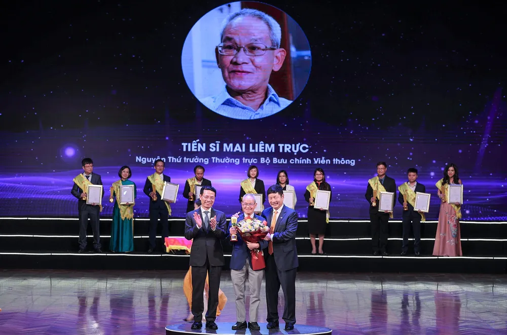 TS Mai Liêm Trực được trao Giải thưởng Sao Khuê cống hiến. Ảnh: T.B TS Mai Liêm Trực được trao Giải thưởng Sao Khuê cống hiến. Ảnh: T.B