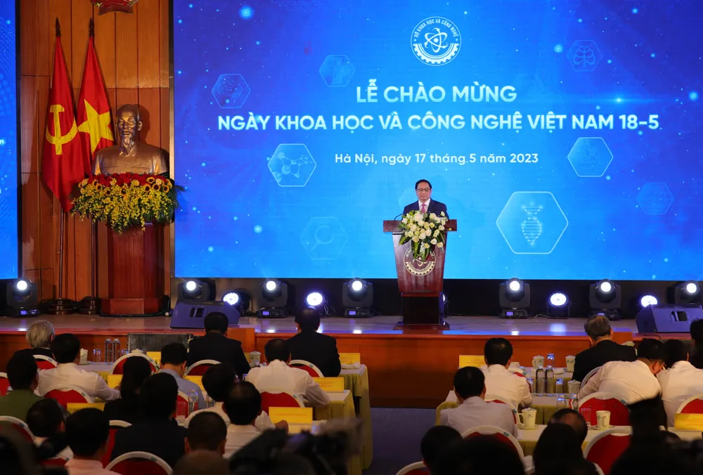 Thủ tướng Phạm Minh Chính mong muốn các chuyên gia, nhà khoa học luôn giữ trong mình ngọn lửa nhiệt huyết, say mê, dấn thân vì khoa học. Ảnh TRẦN BÌNH