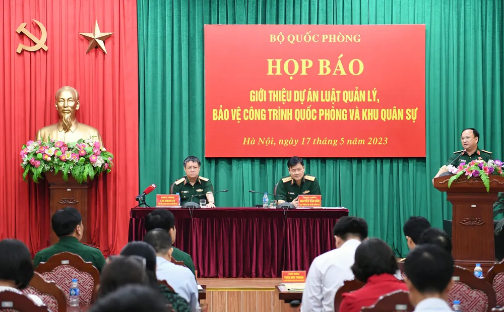 Các đồng chí chủ trì cuộc họp báo. Ảnh: TRẦN BÌNH