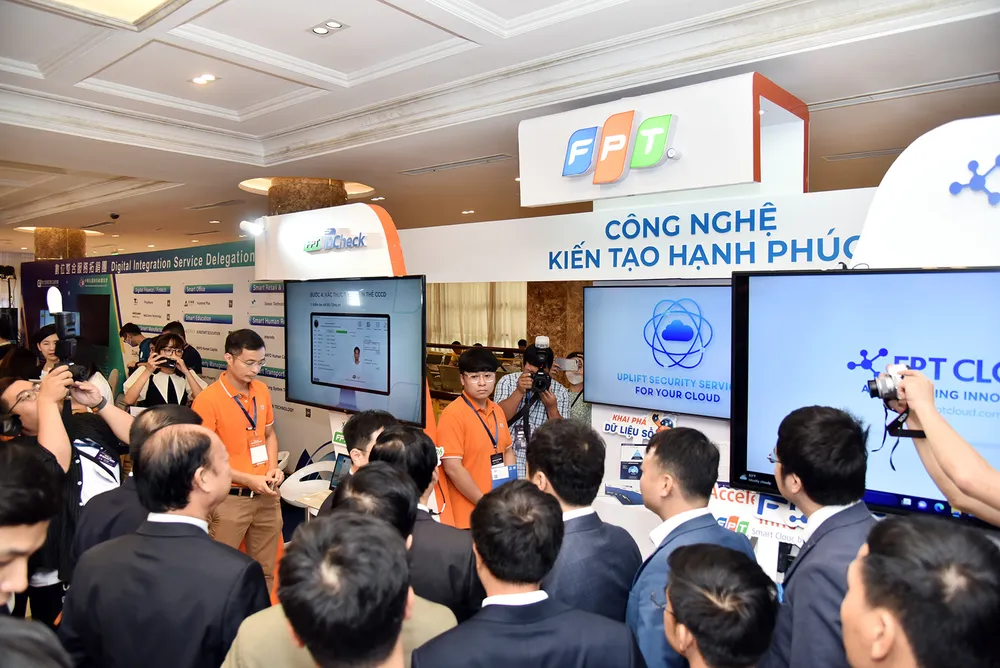 Khách tham quan một gian hàng trưng bày của Tập đoàn FPT tại sự kiện. Ảnh T.B Khách tham quan một gian hàng trưng bày của Tập đoàn FPT tại sự kiện. Ảnh T.B