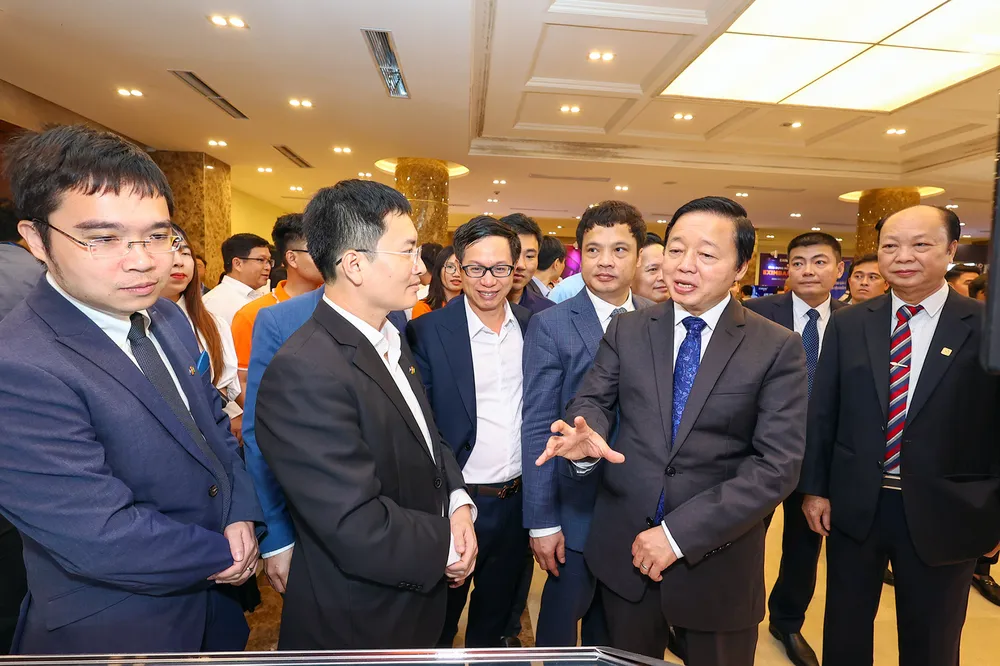 Phó Thủ tướng Chính phủ Trần Hồng Hà tham quan triển lãm và trao đổi với các địa biểu tại sự kiện. Ảnh T.B Phó Thủ tướng Chính phủ Trần Hồng Hà tham quan triển lãm và trao đổi với các địa biểu tại sự kiện. Ảnh T.B