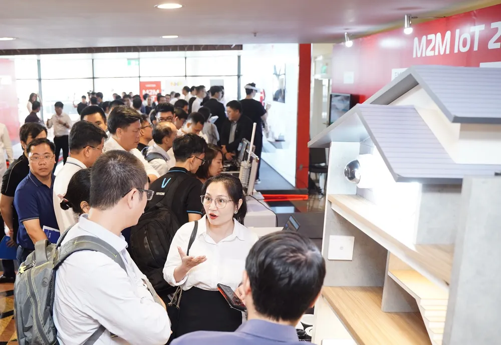 Tham quan trưng bày và trình diễn các thiết bị IoT tại sự kiện