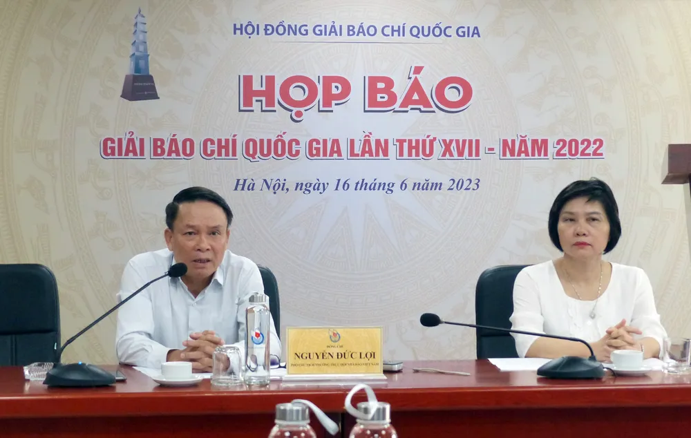 Ông Nguyễn Đức Lợi và bà Đỗ Thị Thu Hằng trao đổi với báo chí tại họp báo. Ảnh: TRẦN BÌNH