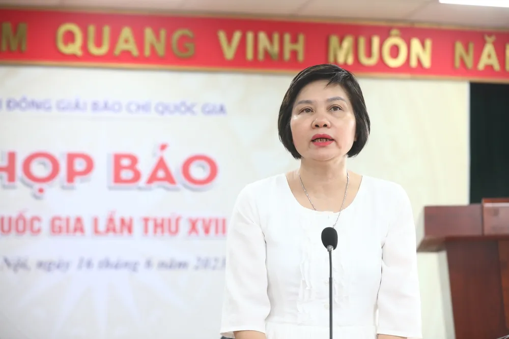 Bà Đỗ Thị Thu Hằng, Trưởng Ban Nghiệp vụ Hội Nhà báo Việt Nam báo cáo tổng kết về kết quả chấm Giải Báo chí quốc gia lần thứ XVII