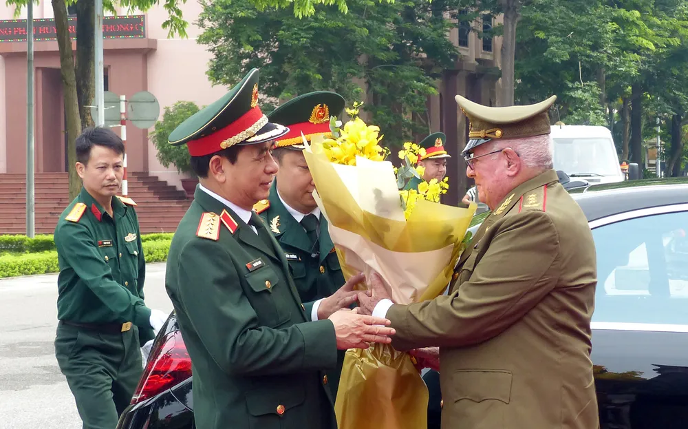Đại tướng Phan Văn Giang tặng hoa Thượng tướng Álvaro López Miera tại lễ đón chính thức ở trụ sở Bộ Quốc phòng. Ảnh: TRẦN BÌNH Đại tướng Phan Văn Giang tặng hoa Thượng tướng Álvaro López Miera tại lễ đón chính thức ở trụ sở Bộ Quốc phòng. Ảnh: TRẦN BÌNH