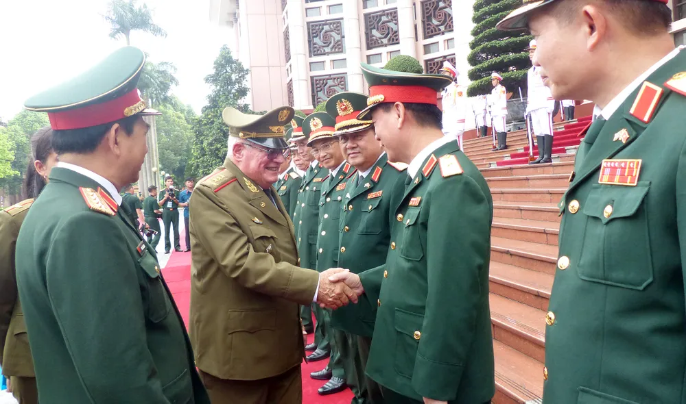 Thượng tướng Álvaro López Miera chào hỏi các tướng lĩnh Bộ Quốc phòng Việt Nam tại lễ đón. Ảnh: TRẦN BÌNH Thượng tướng Álvaro López Miera chào hỏi các tướng lĩnh Bộ Quốc phòng Việt Nam tại lễ đón. Ảnh: TRẦN BÌNH