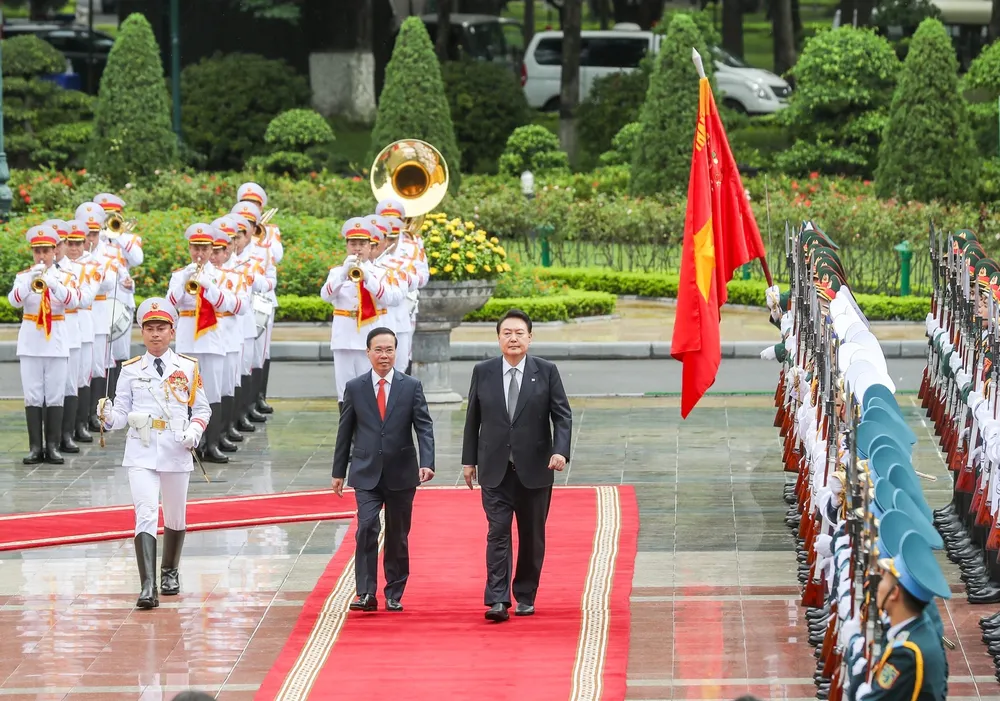 Chủ tịch nước Võ Văn Thưởng và Tổng thống Yoon Suk Yeol duyệt đội danh dự Quân đội nhân dân Việt Nam tại lễ đón. Ảnh: QUANG PHÚC