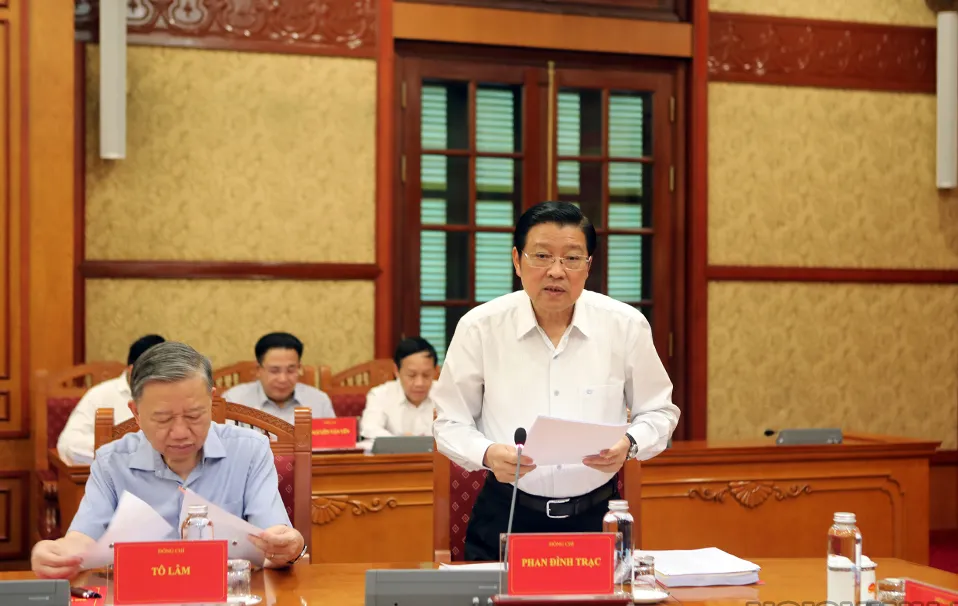 Đồng chí Phan Đình Trạc, Ủy viên Bộ Chính trị, Bí thư Trung ương Đảng, Trưởng Ban Nội chính Trung ương, Phó trưởng Ban Thường trực Ban Chỉ đạo Trung ương về PCTNTC trình bày báo cáo tại phiên họp. Ảnh: BNC Đồng chí Phan Đình Trạc, Ủy viên Bộ Chính trị, Bí thư Trung ương Đảng, Trưởng Ban Nội chính Trung ương, Phó trưởng Ban Thường trực Ban Chỉ đạo Trung ương về PCTNTC trình bày báo cáo tại phiên họp. Ảnh: BNC