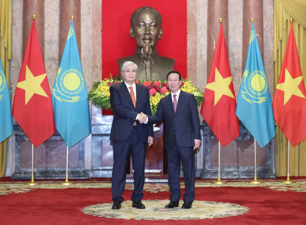 Chủ tịch nước Võ Văn Thưởng và Tổng thống Kassym-Jomart Tokayev trước khi bắt đầu hội đàm. Ảnh: QUANG PHÚC