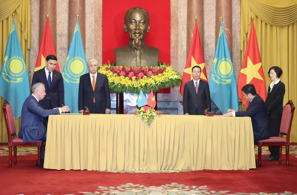 Chủ tịch nước Võ Văn Thưởng và Tổng thống Kassym-Jomart Tokayev chứng kiến lễ ký kết Kế hoạch hành động chung nhằm thúc đẩy hợp tác kinh tế - thương mại giai đoạn 2023-2025 giữa Chính phủ Việt Nam và Chính phủ Kazakhstan. Ảnh: QUANG PHÚC
