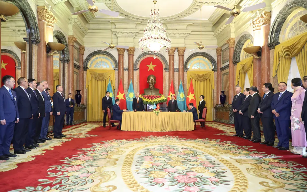 Chủ tịch nước Võ Văn Thưởng và Tổng thống Kassym-Jomart Tokayev chứng kiến lễ ký kết một số văn kiện hợp tác sau hội đàm. Ảnh: QUANG PHÚC