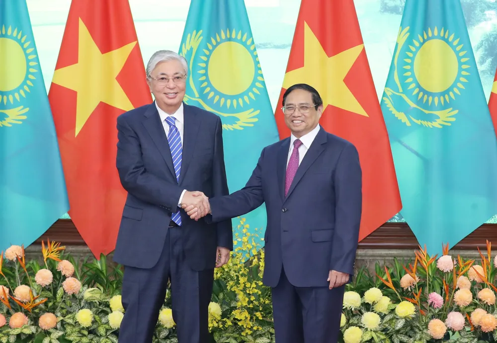 Thủ tướng Phạm Minh Chính và Tổng thống Kassym-Jomart Tokayev tại trụ sở Chính phủ, chiều 21-8. Ảnh: QUANG PHÚC