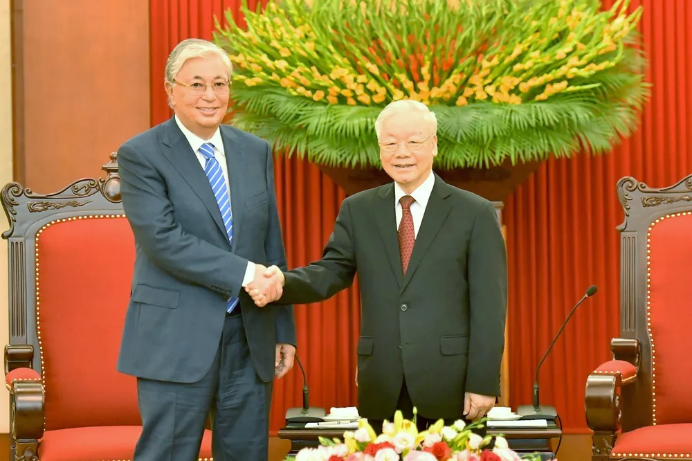 Tổng Bí thư Nguyễn Phú Trọng và Tổng thống Kassym-Jomart Tokayev tại trụ sở Trung ương Đảng, chiều 21-8. Ảnh VIẾT CHUNG
