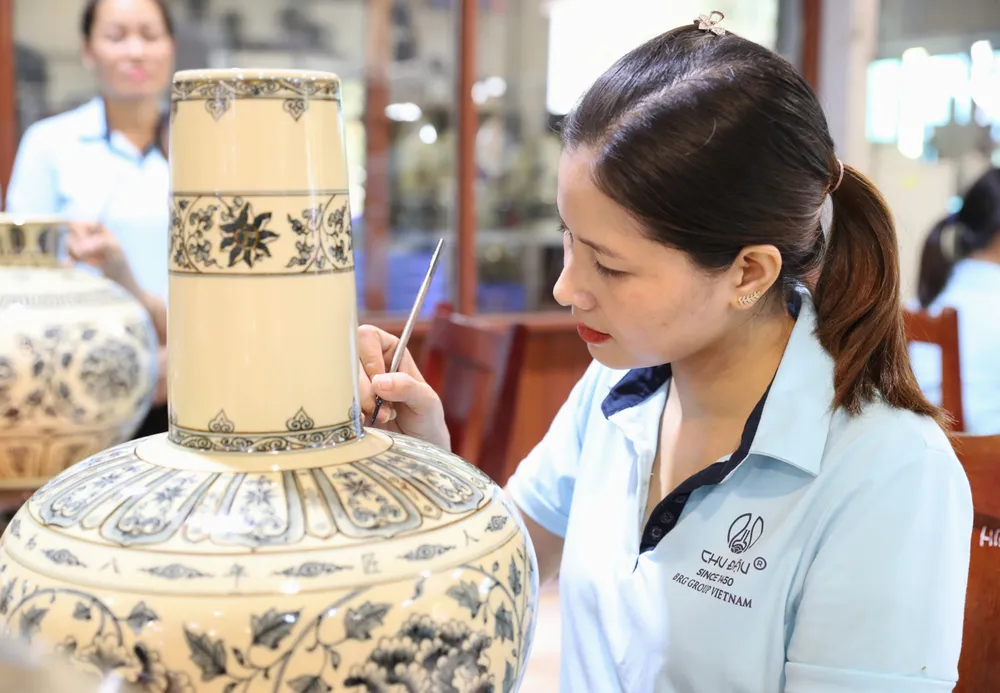 Các nghệ nhân gốm Chu Đậu đang hoàn thiện sản phẩm. Ảnh: QUANG PHÚC Các nghệ nhân gốm Chu Đậu đang hoàn thiện sản phẩm. Ảnh: QUANG PHÚC