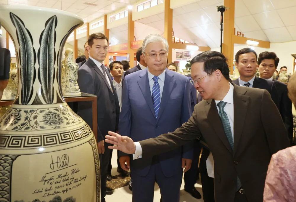 Chủ tịch nước Võ Văn Thưởng giới thiệu với Tổng thống Kassym-Jomart Tokayev một sản phẩm gốm Chu Đậu. Ảnh: QUANG PHÚC Chủ tịch nước Võ Văn Thưởng giới thiệu với Tổng thống Kassym-Jomart Tokayev một sản phẩm gốm Chu Đậu. Ảnh: QUANG PHÚC