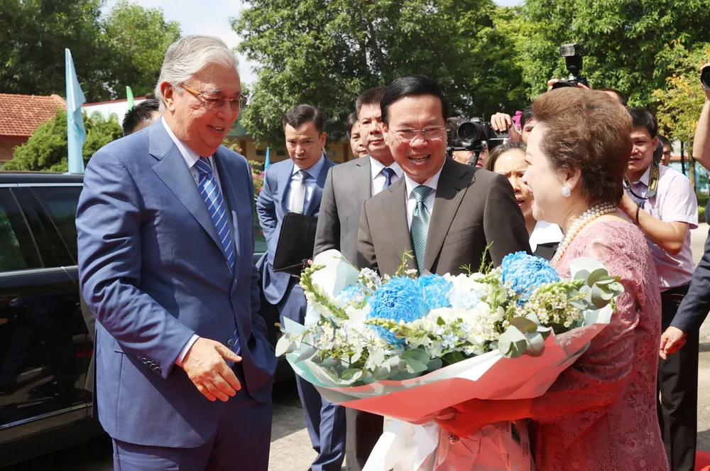 Đại diện Làng gốm Chu Đậu tặng hoa Chủ tịch nước Võ Văn Thưởng và Tổng thống Kassym-Jomart Tokayev. Ảnh: QUANG PHÚC Đại diện Làng gốm Chu Đậu tặng hoa Chủ tịch nước Võ Văn Thưởng và Tổng thống Kassym-Jomart Tokayev. Ảnh: QUANG PHÚC