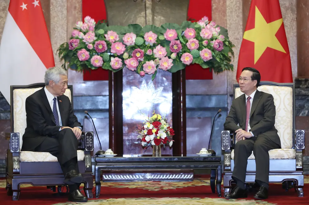 Chủ tịch nước Võ Văn Thưởng và Thủ tướng Lý Hiển Long trao đổi các vấn đề cùng quan tâm tại buổi tiếp. Ảnh: QUANG PHÚC