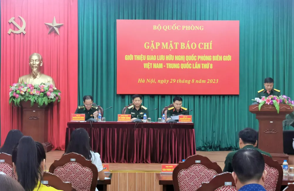 Các đồng chí chủ trì cuộc họp báo. Ảnh T.B