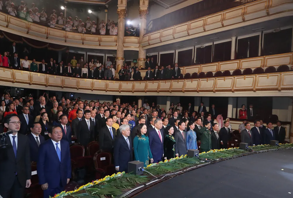 Quang cảnh Nhà hát Lớn Hà Nội trong Nghi thức chào cờ Quang cảnh Nhà hát Lớn Hà Nội trong Nghi thức chào cờ