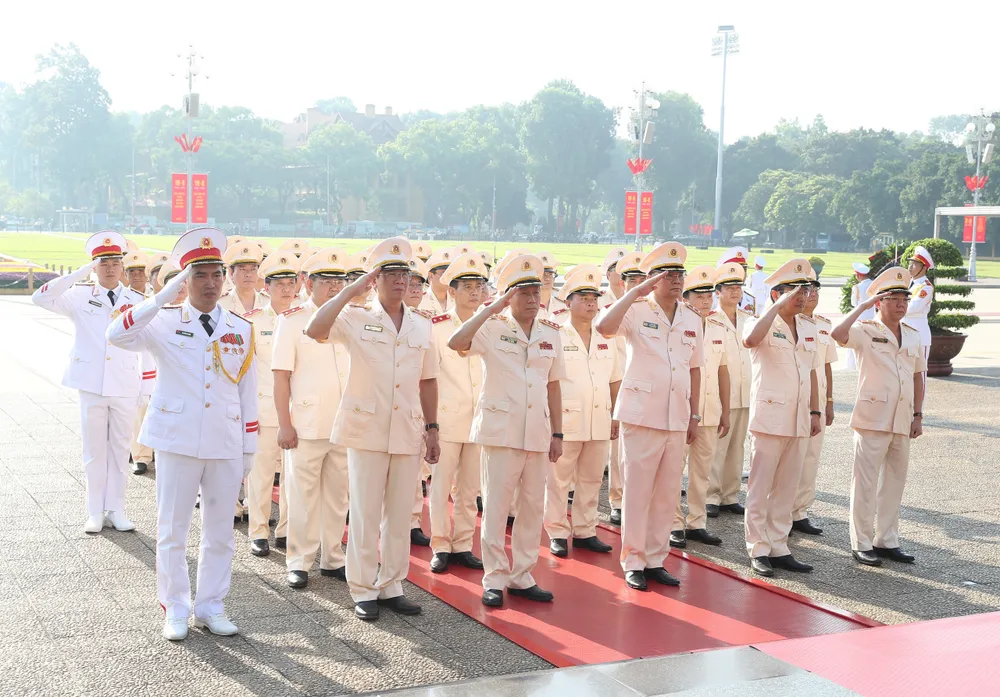 Các đại biểu Đảng ủy Công an Trung ương - Bộ Công an tưởng niệm Chủ tịch Hồ Chí Minh. Ảnh: QUANG PHÚC Các đại biểu Đảng ủy Công an Trung ương - Bộ Công an tưởng niệm Chủ tịch Hồ Chí Minh. Ảnh: QUANG PHÚC