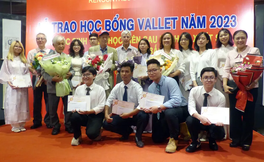 GS Odon Vallet và GS Trần Thanh Vân cùng một số khách mời, sinh viên xuất sắc được nhận học bổng Vallet 2023. Ảnh TRẦN BÌNH