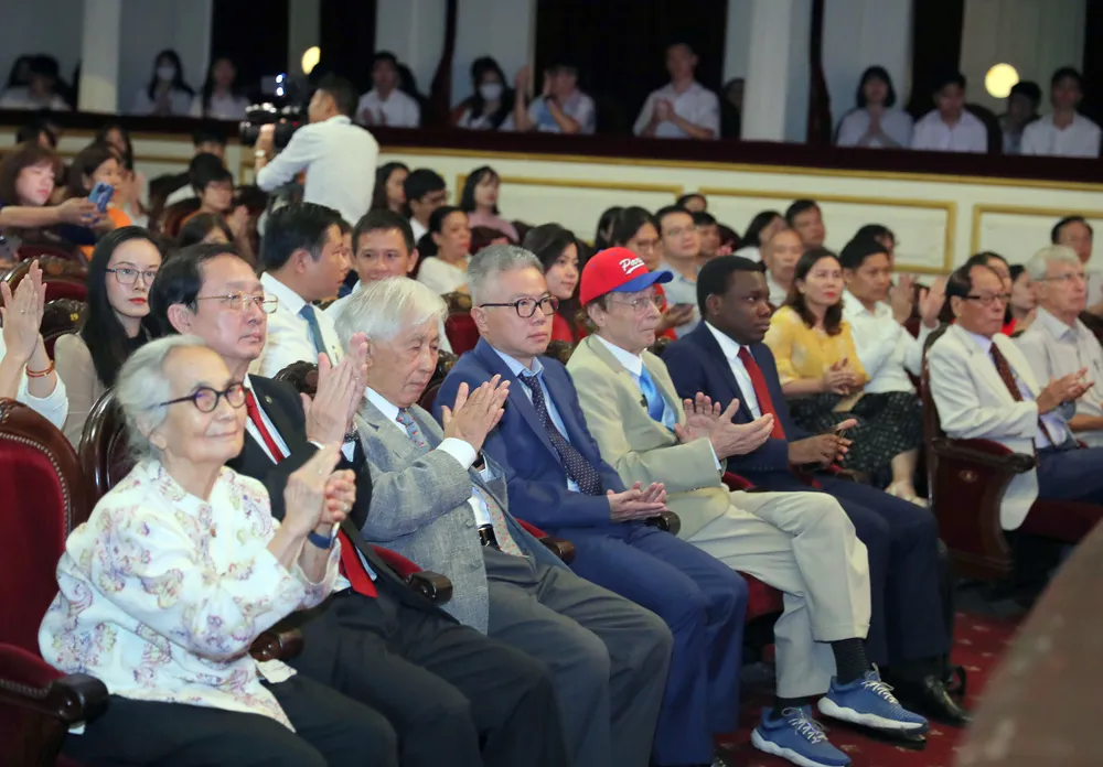 Lễ trao học bổng Vallet tại Nhà hát lớn Hà Nội, sáng 8-9. Ảnh QUANG PHÚC