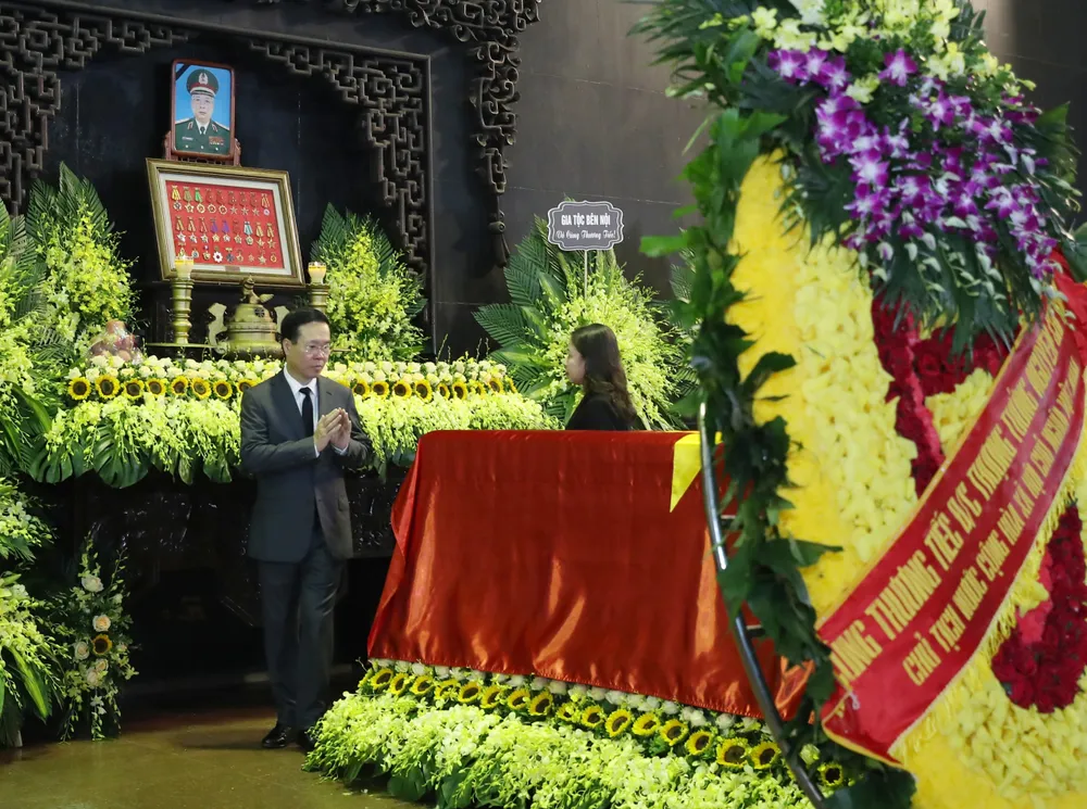 Chủ tịch nước Võ Văn Thưởng bên linh cữu Thượng tướng Nguyễn Chí Vịnh. Ảnh QUANG PHÚC Chủ tịch nước Võ Văn Thưởng bên linh cữu Thượng tướng Nguyễn Chí Vịnh. Ảnh QUANG PHÚC