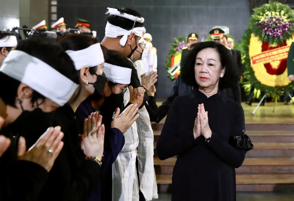 Thường trực Ban Bí thư Trương Thị Mai chia buồn cùng gia đình Thượng tướng Nguyễn Chí Vịnh. Ảnh QUANG PHÚC Thường trực Ban Bí thư Trương Thị Mai chia buồn cùng gia đình Thượng tướng Nguyễn Chí Vịnh. Ảnh QUANG PHÚC