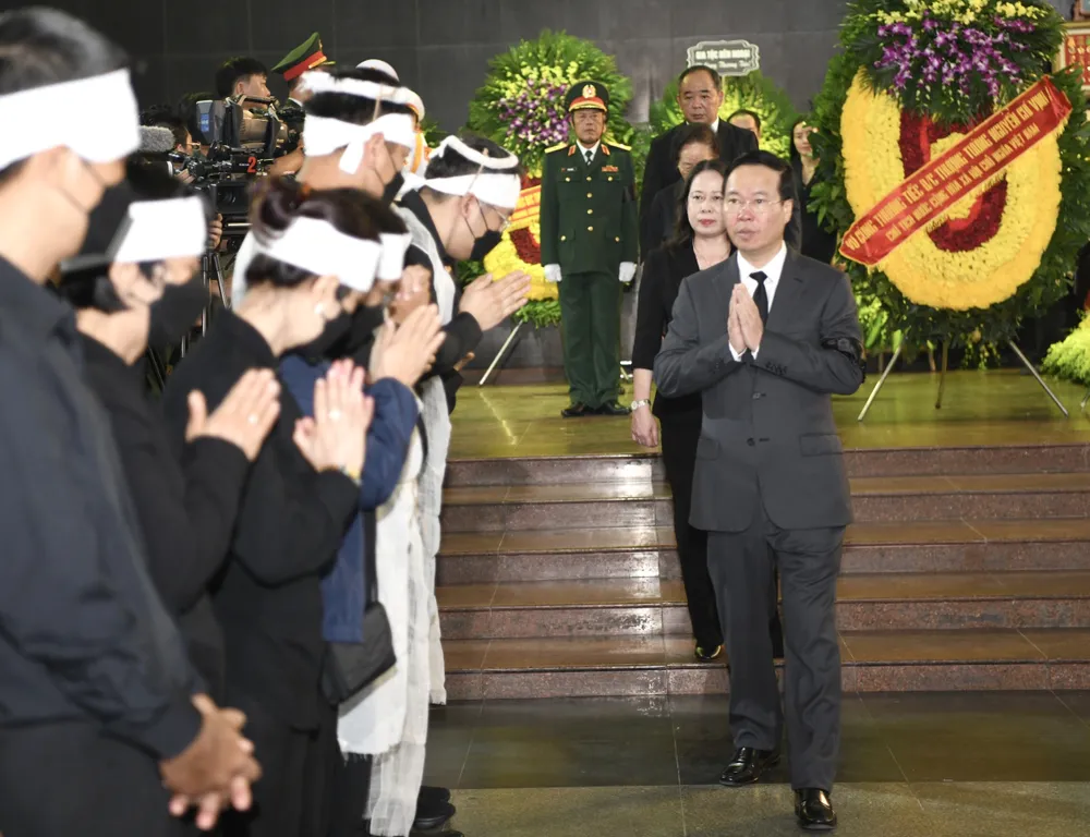 Chủ tịch nước Võ Văn Thưởng chia buồn cùng gia đình Thượng tướng Nguyễn Chí Vịnh. Ảnh QUANG PHÚC Chủ tịch nước Võ Văn Thưởng chia buồn cùng gia đình Thượng tướng Nguyễn Chí Vịnh. Ảnh QUANG PHÚC