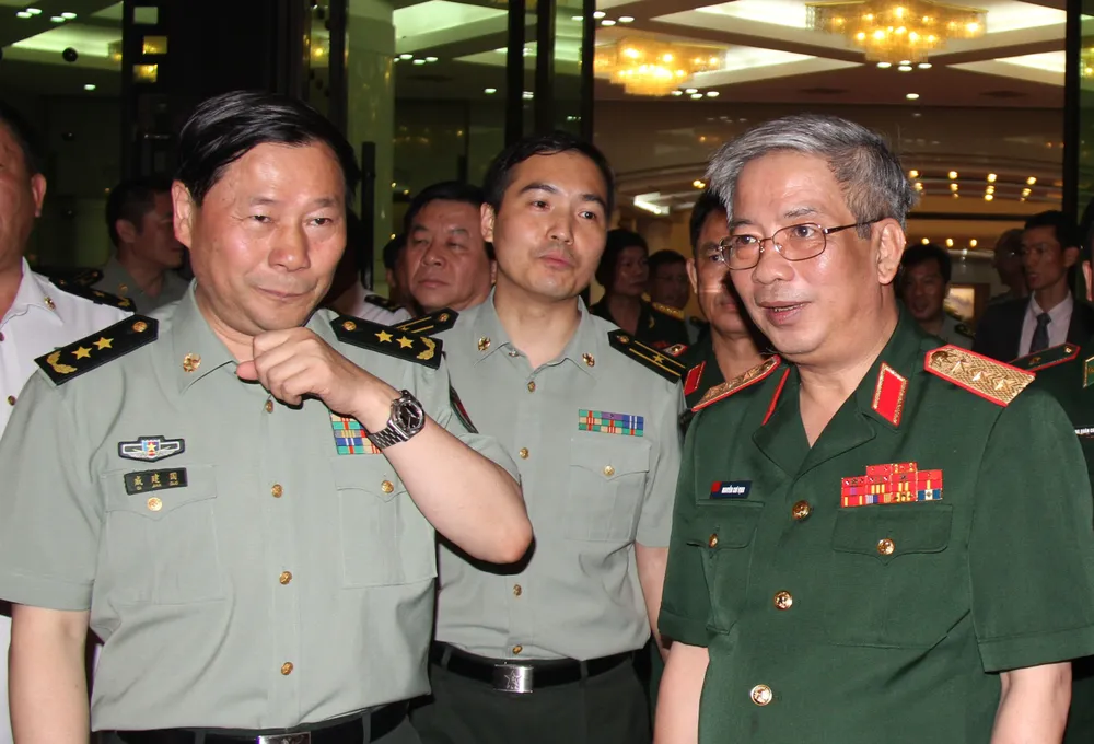 Thượng tướng Nguyễn Chí Vịnh và Trung tướng Thích Kiến Quốc, hai trưởng đoàn tham dự Đối thoại Thứ trưởng Quốc phòng Việt Nam - Trung Quốc năm 2013 ở Bắc Kinh. Ảnh: YÊN BA Thượng tướng Nguyễn Chí Vịnh và Trung tướng Thích Kiến Quốc, hai trưởng đoàn tham dự Đối thoại Thứ trưởng Quốc phòng Việt Nam - Trung Quốc năm 2013 ở Bắc Kinh. Ảnh: YÊN BA