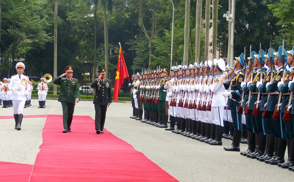Thượng tướng Nguyễn Tân Cương và Đại tướng Chalermphon Srisawasdi duyệt đội danh dự Quân đội nhân dân Việt Nam tại lễ đón. Ảnh: TRẦN BÌNH Thượng tướng Nguyễn Tân Cương và Đại tướng Chalermphon Srisawasdi duyệt đội danh dự Quân đội nhân dân Việt Nam tại lễ đón. Ảnh: TRẦN BÌNH