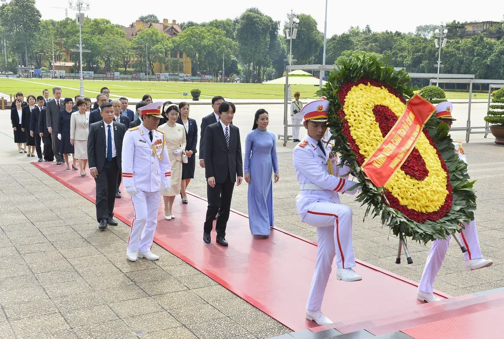Hoàng Thái tử Akishino và Công nương Kiko đến đặt hoa tưởng niệm tại Lăng Chủ tịch Hồ Chí Minh, sáng 21-9. Ảnh: VIẾT CHUNG