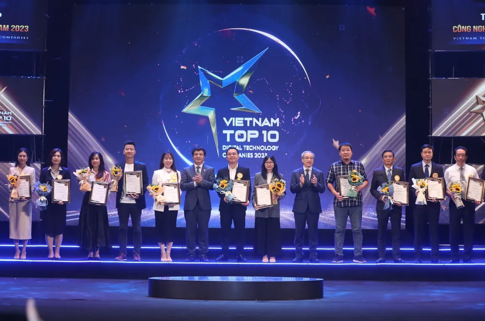 Các doanh nghiệp có sản phẩm được vinh danh tốp 10 Doanh nghiệp công nghệ số xuất sắc Việt Nam 2023. Ảnh: T.B Các doanh nghiệp có sản phẩm được vinh danh tốp 10 Doanh nghiệp công nghệ số xuất sắc Việt Nam 2023. Ảnh: T.B
