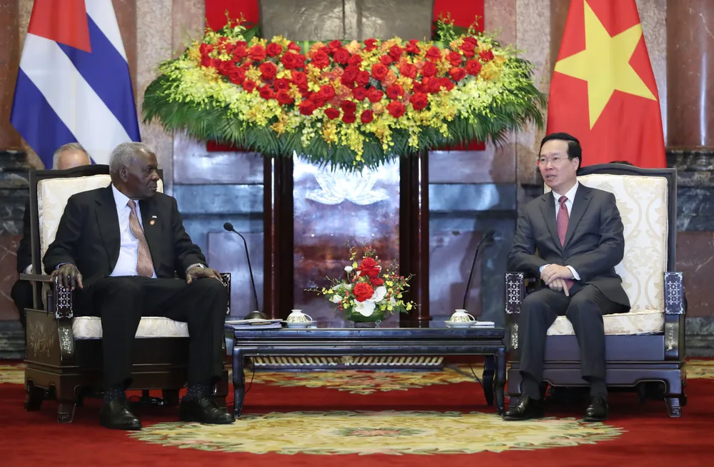 Chủ tịch nước Võ Văn Thưởng trao đổi với Chủ tịch Quốc hội Cuba Esteban Lazo Hernández tại buổi tiếp ở Phủ Chủ tịch sáng 25-9. Ảnh: QUANG PHÚC