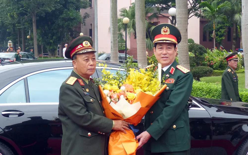 Đại tướng Lương Cường tặng hoa Thượng tướng Thongloi Silivong tại lễ đón chính thức sáng 26-9, ở trụ sở Bộ Quốc phòng. Ảnh: T.B Đại tướng Lương Cường tặng hoa Thượng tướng Thongloi Silivong tại lễ đón chính thức sáng 26-9, ở trụ sở Bộ Quốc phòng. Ảnh: T.B