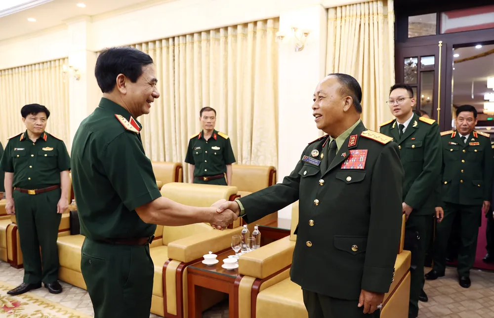 Đại tướng Phan Văn Giang chào mừng Thượng tướng Thongloi Silivong tại buổi tiếp. Ảnh: T.B Đại tướng Phan Văn Giang chào mừng Thượng tướng Thongloi Silivong tại buổi tiếp. Ảnh: T.B