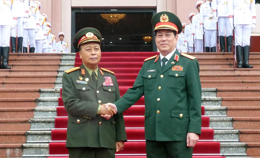Đại tướng Lương Cường và Thượng tướng Thongloi Silivong tại lễ đón. Ảnh: T.B Đại tướng Lương Cường và Thượng tướng Thongloi Silivong tại lễ đón. Ảnh: T.B