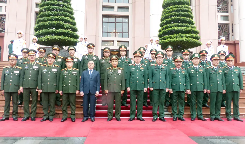Đại tướng Lương Cường và Thượng tướng Thongloi Silivong, cùng đoàn đại biểu quân đội 2 nước tại lễ đón. Ảnh: T.B Đại tướng Lương Cường và Thượng tướng Thongloi Silivong, cùng đoàn đại biểu quân đội 2 nước tại lễ đón. Ảnh: T.B