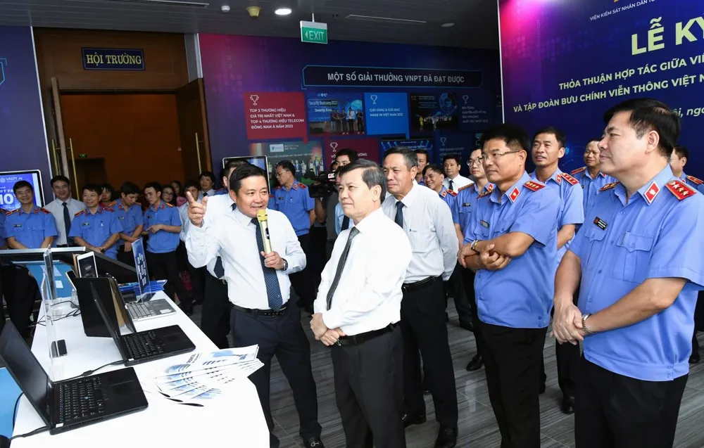 Tổng Giám đốc VNPT Huỳnh Quang Liêm giới thiệu với lãnh đạo Viện KSNDTC về hệ sinh thái số của VNPT tại lễ ký kết