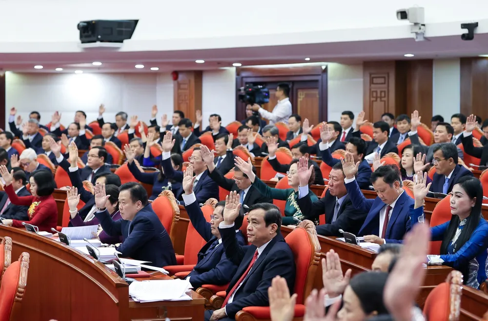 Các đại biểu biểu quyết thông qua chương trình hội nghị. Ảnh: VIẾT CHUNG Các đại biểu biểu quyết thông qua chương trình hội nghị. Ảnh: VIẾT CHUNG