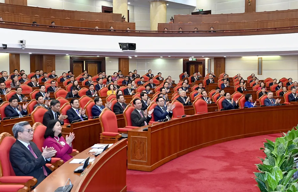 Các đại biểu trong phiên bế mạc Hội nghị Trung ương 8, khóa XIII. Ảnh: VIẾT CHUNG Các đại biểu trong phiên bế mạc Hội nghị Trung ương 8, khóa XIII. Ảnh: VIẾT CHUNG