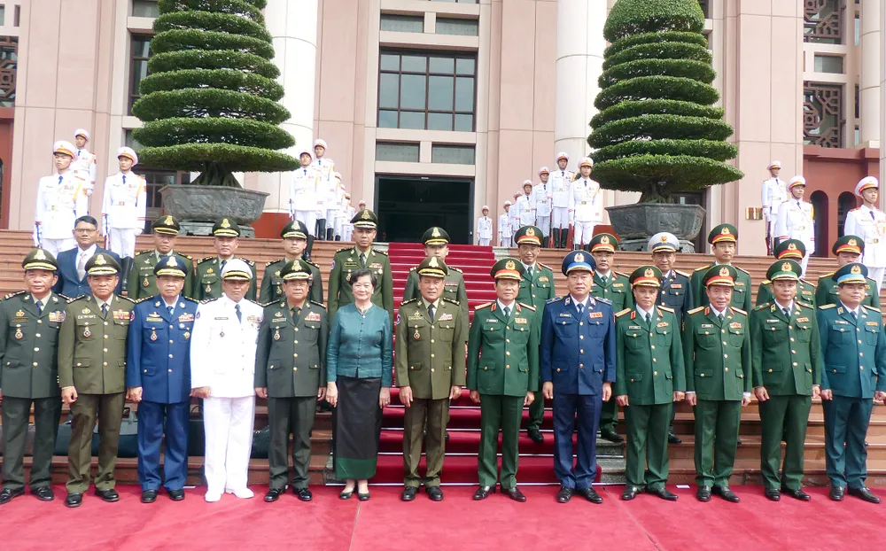 Thượng tướng Nguyễn Tân Cương và Đại tướng Vong Pisen và các đại biểu hai bên tại lễ đón chính thức, trước khi tiến hành hội đàm. Ảnh T.B