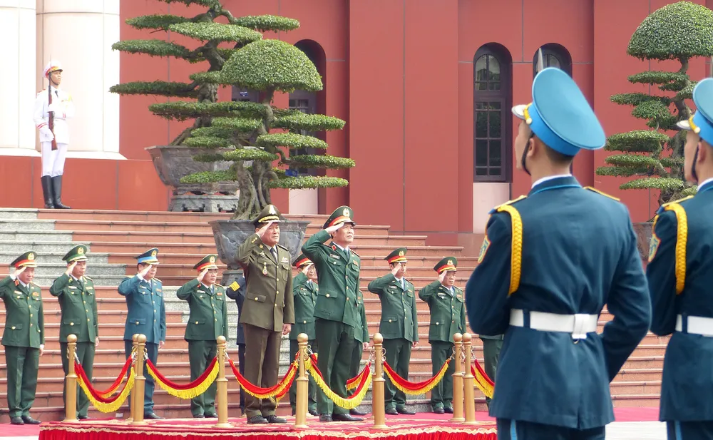 Thượng tướng Nguyễn Tân Cương và Đại tướng Vong Pisen tại lễ đón. Ảnh T.B