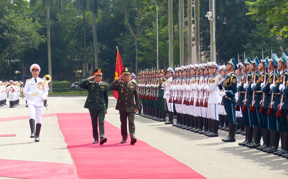 Thượng tướng Nguyễn Tân Cương và Đại tướng Vong Pisen duyệt đội danh dự Quân đội nhân dân Việt Nam tại lễ đón. Ảnh T.B