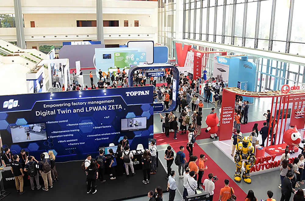 Một góc triển lãm, trình diễn các sản phẩm công nghệ của FPT và các đối tác Một góc triển lãm, trình diễn các sản phẩm công nghệ của FPT và các đối tác