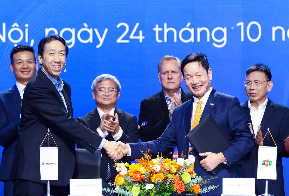 Ông Trương Gia Bình và ông Andrew Ng trao đổi văn kiện hợp tác tại sự kiện Ông Trương Gia Bình và ông Andrew Ng trao đổi văn kiện hợp tác tại sự kiện