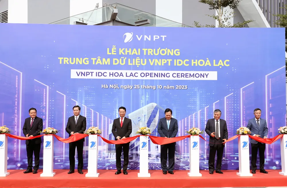 Nghi thức cắt băng khánh thành, khai trương IDC Hòa Lạc