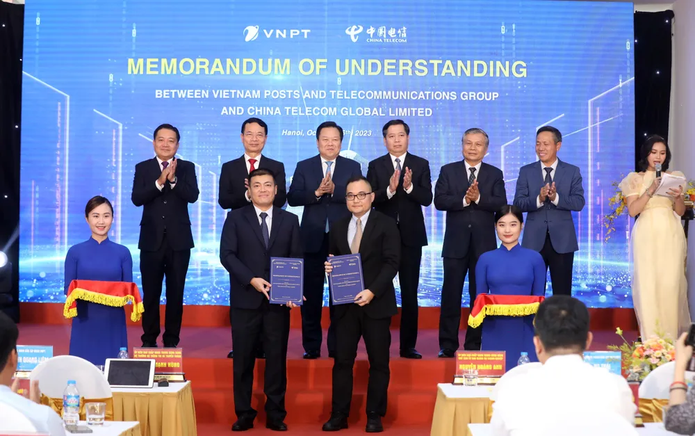 Lãnh đạo VNPT trao đổi văn bản hợp tác sử dụng dịch vụ ở IDC Hòa Lạc với những khách hàng đầu tiên tại sự kiện