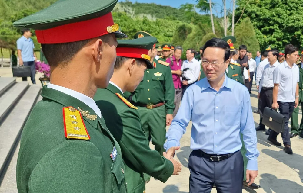 Chủ tịch nước Võ Văn Thưởng thăm hỏi, động viên cán bộ, chiến sĩ Tiểu đoàn đảo Cô Tô. Ảnh: KHÁNH HÀ Chủ tịch nước Võ Văn Thưởng thăm hỏi, động viên cán bộ, chiến sĩ Tiểu đoàn đảo Cô Tô. Ảnh: KHÁNH HÀ